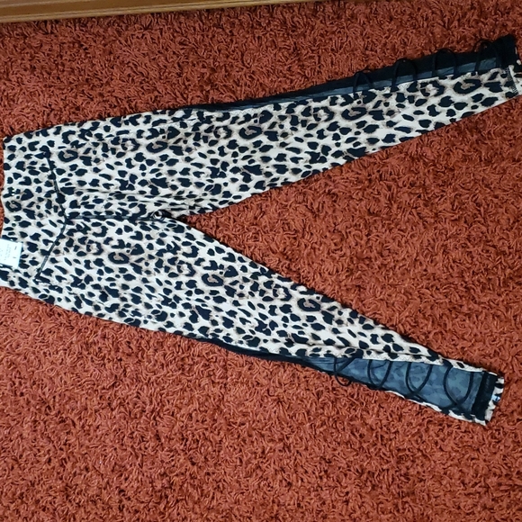 VICTORIAS SECRET INCREDIBLE ESSENTIAL LEGGING WOMAN SIZE 4 - Picture 2 of 5